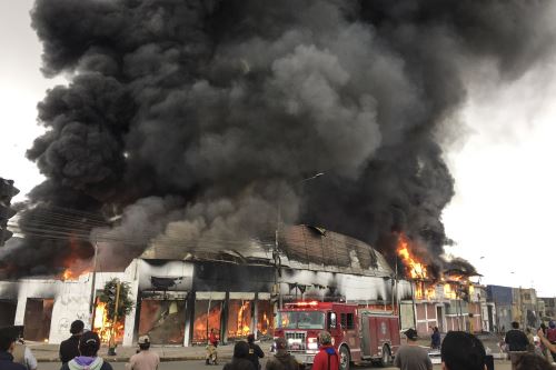 Incendio de grandes proporciones consume fábrica de colchones en Villa El Salvador