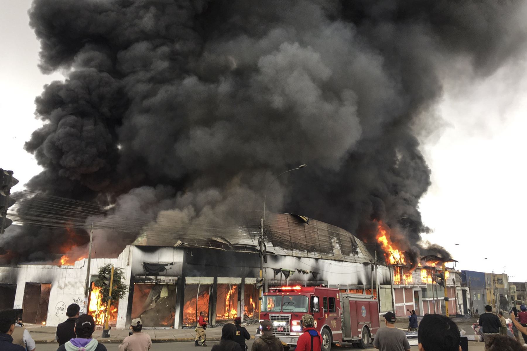 Un incendio de gran magnitud se registró en el Parque Industrial de Villa El Salvador, en la avenida Pachacútec, sector de Atocongo. En el inmueble funcionaba una fábrica de colchones. Foto: X (@jiminomega16)