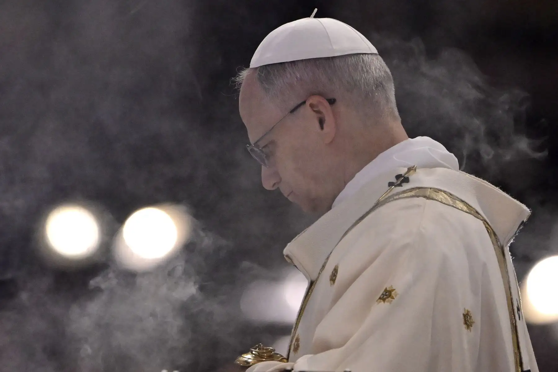 El Papa León XIV dirige una santa misa al tomar posesión de la archibasílica de San Juan de Letrán en Roma. AFP