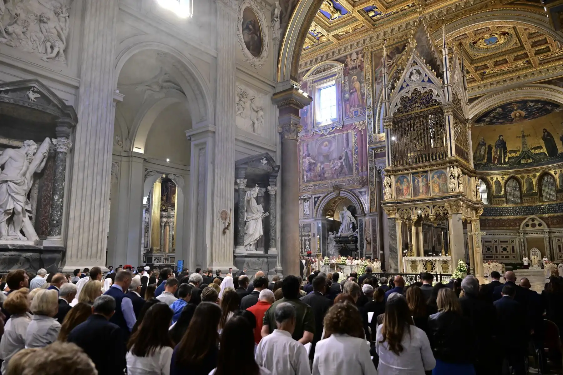 Los fieles asisten a una santa misa mientras el Papa León XIV toma posesión de la archibasílica de San Juan de Letrán en Roma.