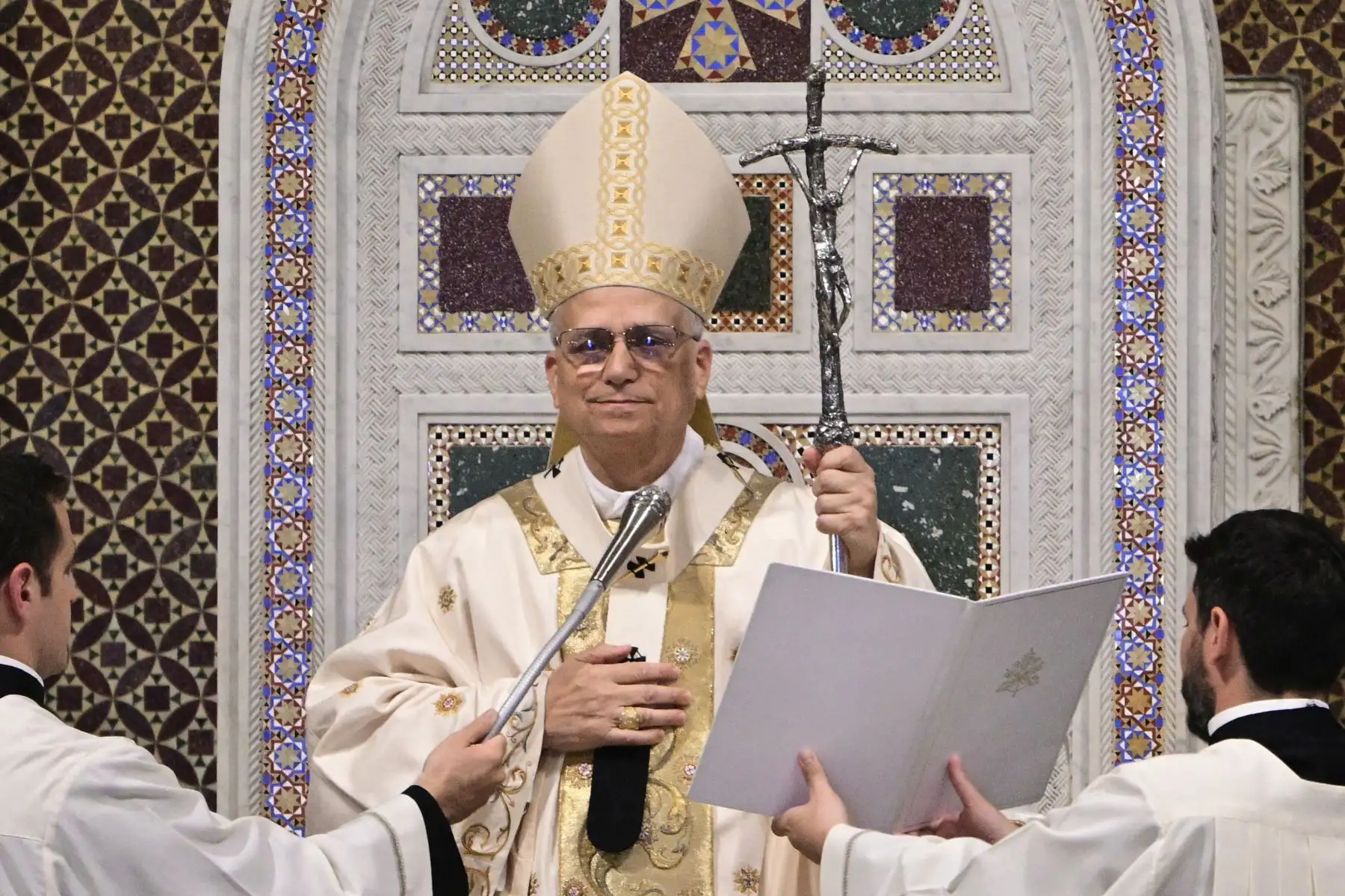 El Papa León XIV dirige una santa misa al tomar posesión de la basílica de San Juan de Letrán en Roma. AFP