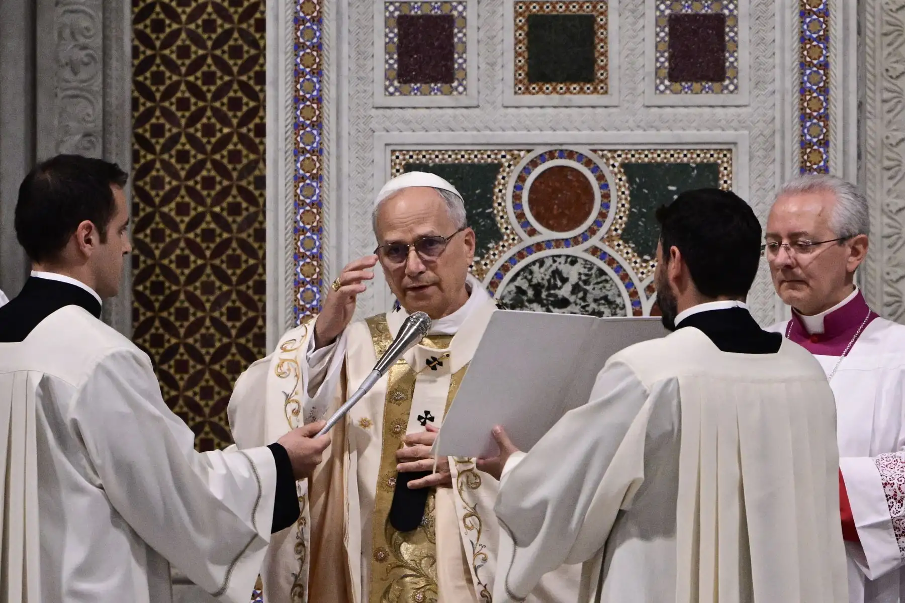 El Papa León XIV dirige una santa misa al tomar posesión de la basílica de San Juan de Letrán en Roma. AFP