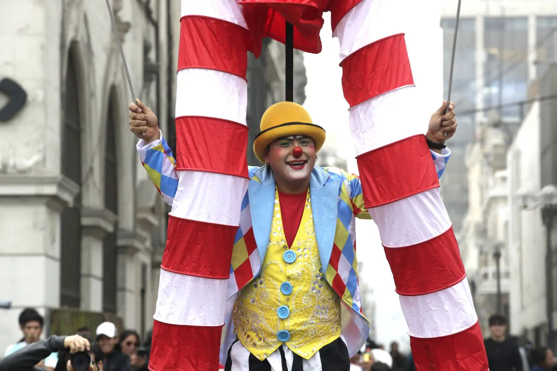 El centro de Lima fue el escenario del gran pasacalle por el Día del Payaso Peruano. Gran desfile lleno de color, alegría y talento conmemora a los artistas que hacen reír al país. Artistas iniciaron su recorrido em la Plaza San Martín, recorrieron el Jirón de la Unión y culminaron en la Plaza La Muralla.
Foto: ANDINA/Eddy Ramos