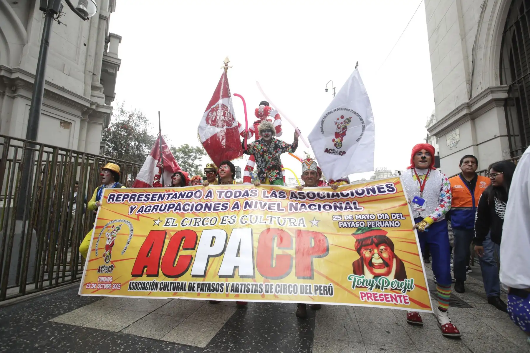 El centro de Lima fue el escenario del gran pasacalle por el Día del Payaso Peruano. Gran desfile lleno de color, alegría y talento conmemora a los artistas que hacen reír al país. Artistas iniciaron su recorrido em la Plaza San Martín, recorrieron el Jirón de la Unión y culminaron en la Plaza La Muralla.
Foto: ANDINA/Eddy Ramos
