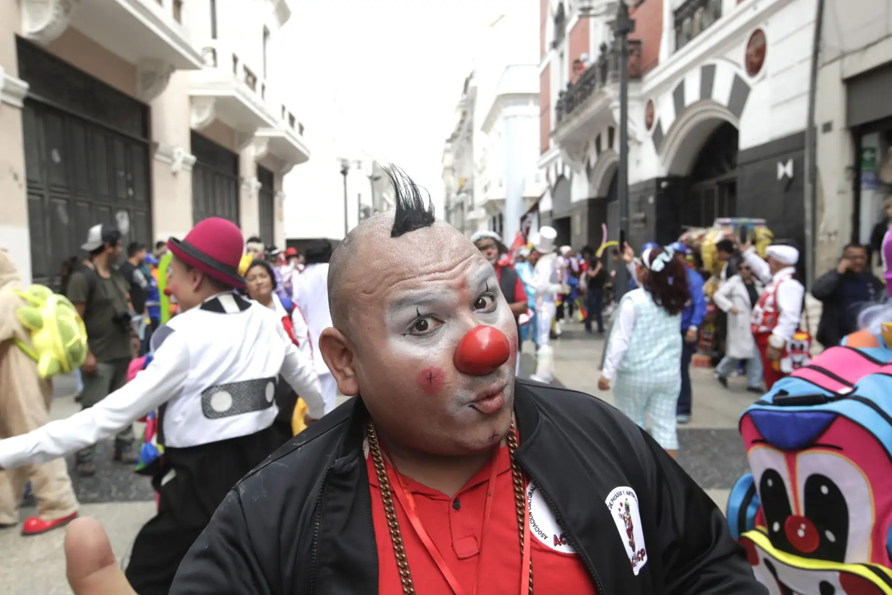 El centro de Lima fue el escenario del gran pasacalle por el Día del Payaso Peruano. Gran desfile lleno de color, alegría y talento conmemora a los artistas que hacen reír al país. Artistas iniciaron su recorrido em la Plaza San Martín, recorrieron el Jirón de la Unión y culminaron en la Plaza La Muralla.
Foto: ANDINA/Eddy Ramos