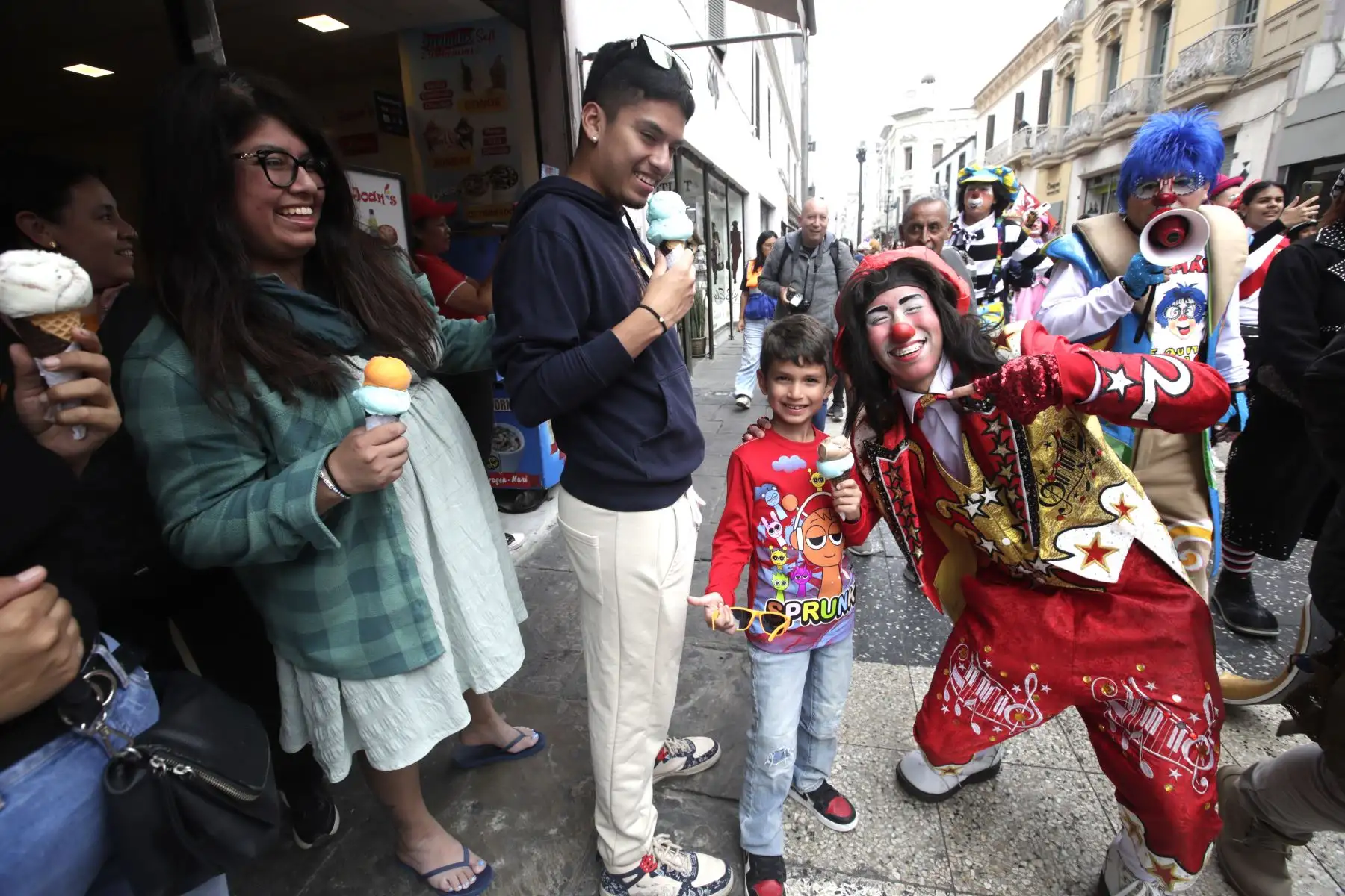 El centro de Lima fue el escenario del gran pasacalle por el Día del Payaso Peruano. Gran desfile lleno de color, alegría y talento conmemora a los artistas que hacen reír al país. Artistas iniciaron su recorrido em la Plaza San Martín, recorrieron el Jirón de la Unión y culminaron en la Plaza La Muralla.
Foto: ANDINA/Eddy Ramos