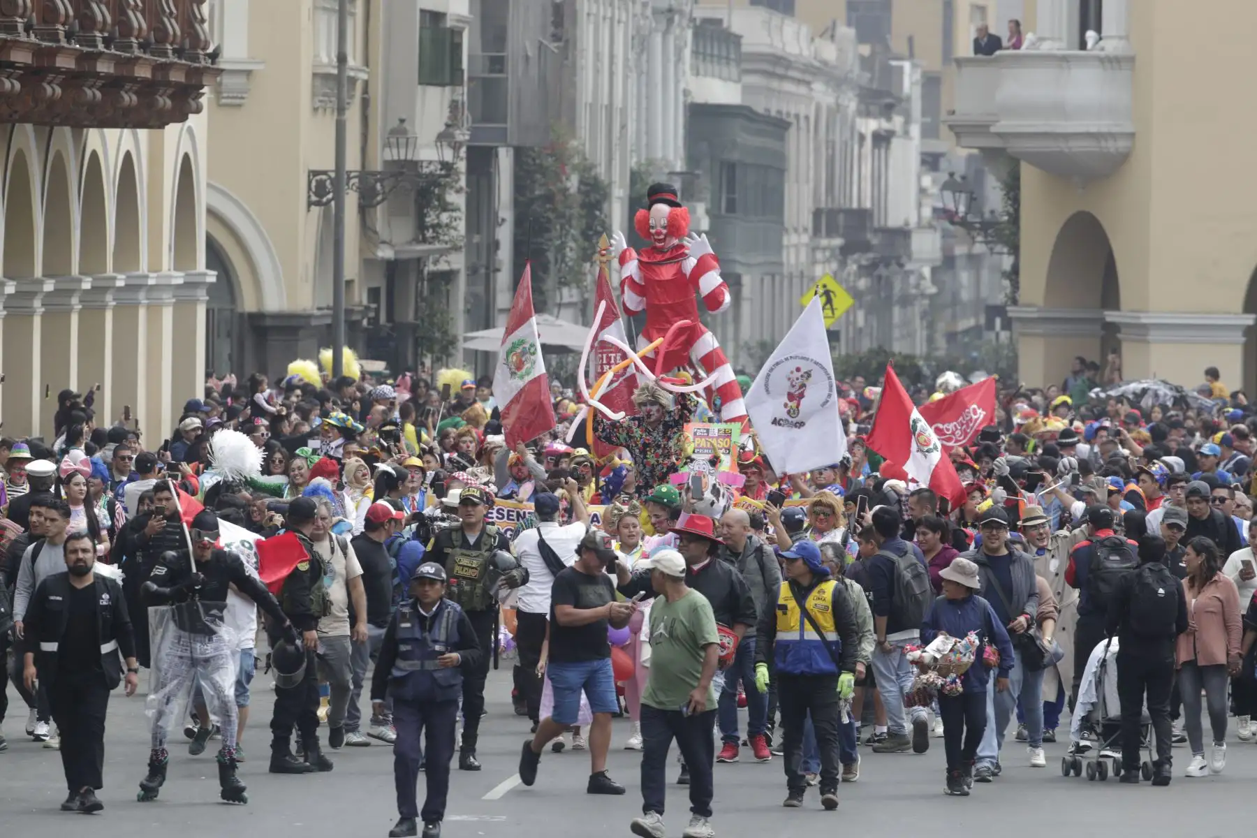 El centro de Lima fue el escenario del gran pasacalle por el Día del Payaso Peruano. Gran desfile lleno de color, alegría y talento conmemora a los artistas que hacen reír al país. Artistas iniciaron su recorrido em la Plaza San Martín, recorrieron el Jirón de la Unión y culminaron en la Plaza La Muralla.
Foto: ANDINA/Eddy Ramos