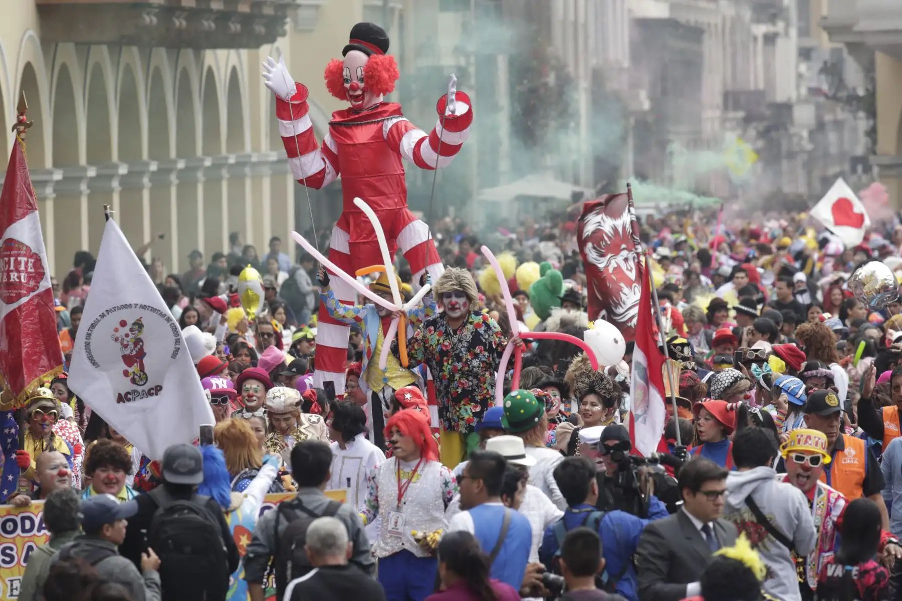 El centro de Lima fue el escenario del gran pasacalle por el Día del Payaso Peruano. Gran desfile lleno de color, alegría y talento conmemora a los artistas que hacen reír al país. Artistas iniciaron su recorrido em la Plaza San Martín, recorrieron el Jirón de la Unión y culminaron en la Plaza La Muralla.
Foto: ANDINA/Eddy Ramos