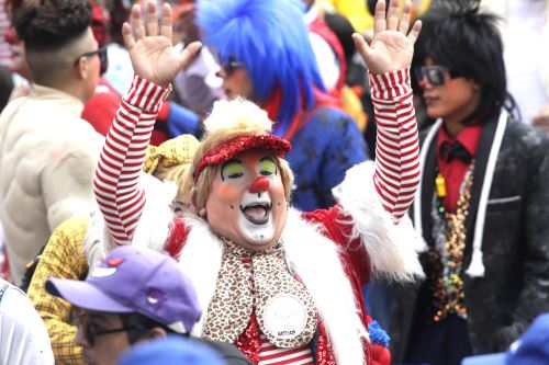Narices rojas y alegría desbordante en el pasacalle del Día del Payaso