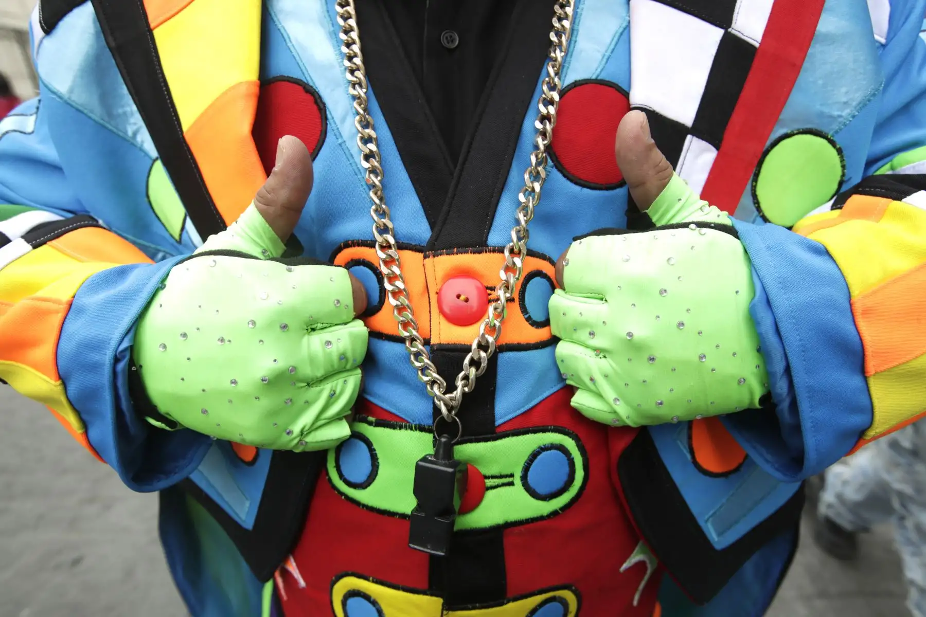 El centro de Lima fue el escenario del gran pasacalle por el Día del Payaso Peruano. Gran desfile lleno de color, alegría y talento conmemora a los artistas que hacen reír al país. Artistas iniciaron su recorrido em la Plaza San Martín, recorrieron el Jirón de la Unión y culminaron en la Plaza La Muralla.
Foto: ANDINA/Eddy Ramos