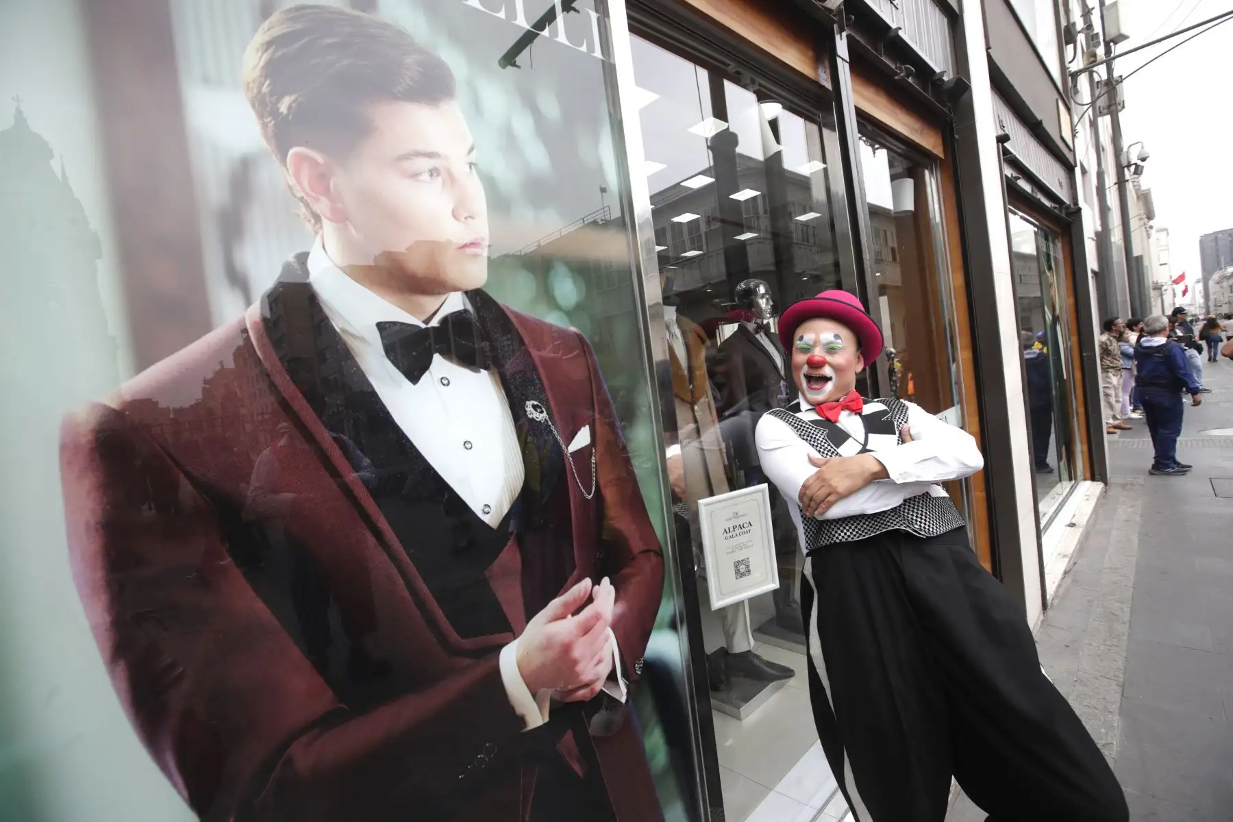 El centro de Lima fue el escenario del gran pasacalle por el Día del Payaso Peruano. Gran desfile lleno de color, alegría y talento conmemora a los artistas que hacen reír al país. Artistas iniciaron su recorrido em la Plaza San Martín, recorrieron el Jirón de la Unión y culminaron en la Plaza La Muralla.
Foto: ANDINA/Eddy Ramos