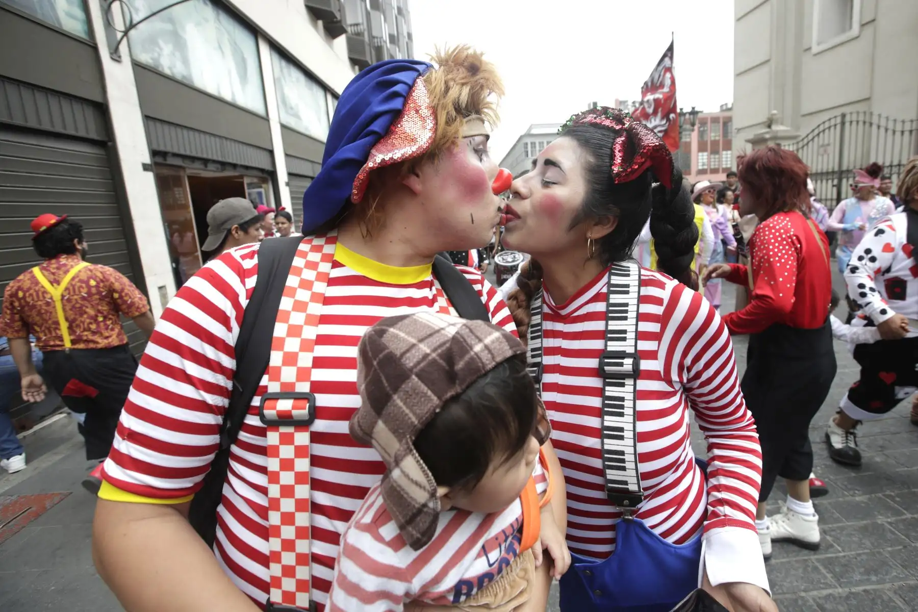 El centro de Lima fue el escenario del gran pasacalle por el Día del Payaso Peruano. Gran desfile lleno de color, alegría y talento conmemora a los artistas que hacen reír al país. Artistas iniciaron su recorrido em la Plaza San Martín, recorrieron el Jirón de la Unión y culminaron en la Plaza La Muralla.
Foto: ANDINA/Eddy Ramos