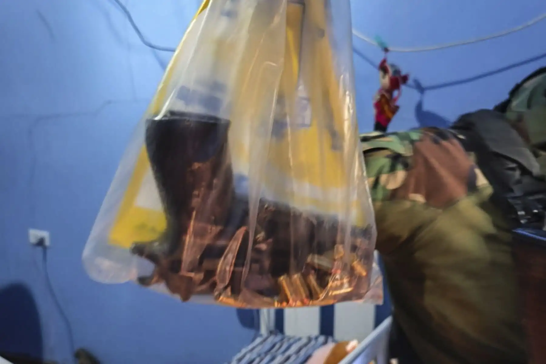 La Policía Nacional del Perú detuvo a Elmer Espinoza Alva y a Stalin Rojas Aguilar. El primero de ellos estaría involucrado en asesinato ocurrido hace semanas. Se incautaron armas de fuego y municiones. Foto: Mininter