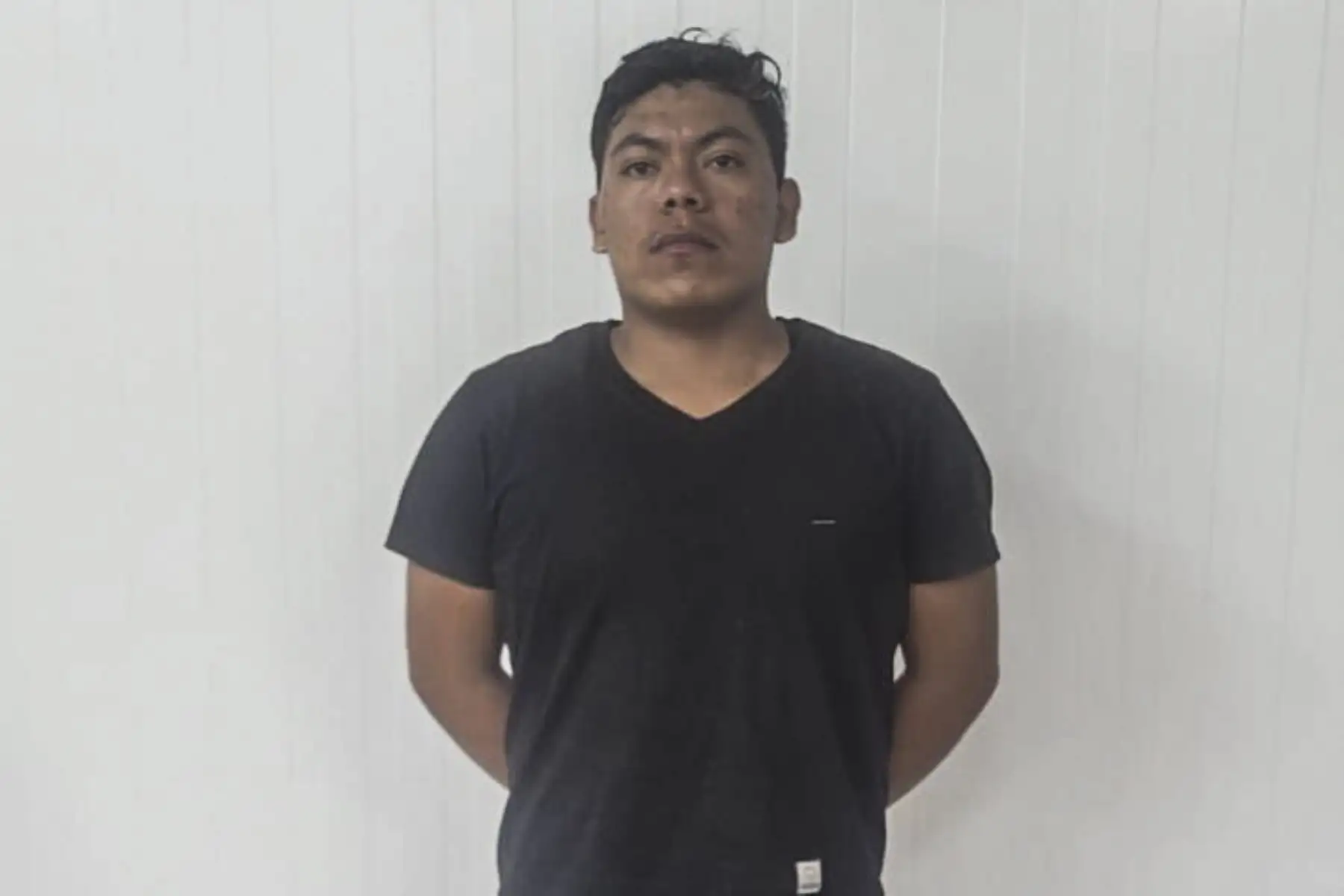 La Policía Nacional del Perú detuvo a Elmer Espinoza Alva y a Stalin Rojas Aguilar. El primero de ellos estaría involucrado en asesinato ocurrido hace semanas. Se incautaron armas de fuego y municiones. Foto: Mininter