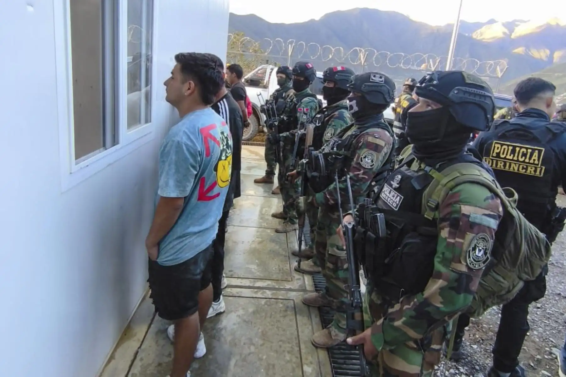 La Policía Nacional del Perú detuvo a Elmer Espinoza Alva y a Stalin Rojas Aguilar. El primero de ellos estaría involucrado en asesinato ocurrido hace semanas. Se incautaron armas de fuego y municiones. Foto: Mininter