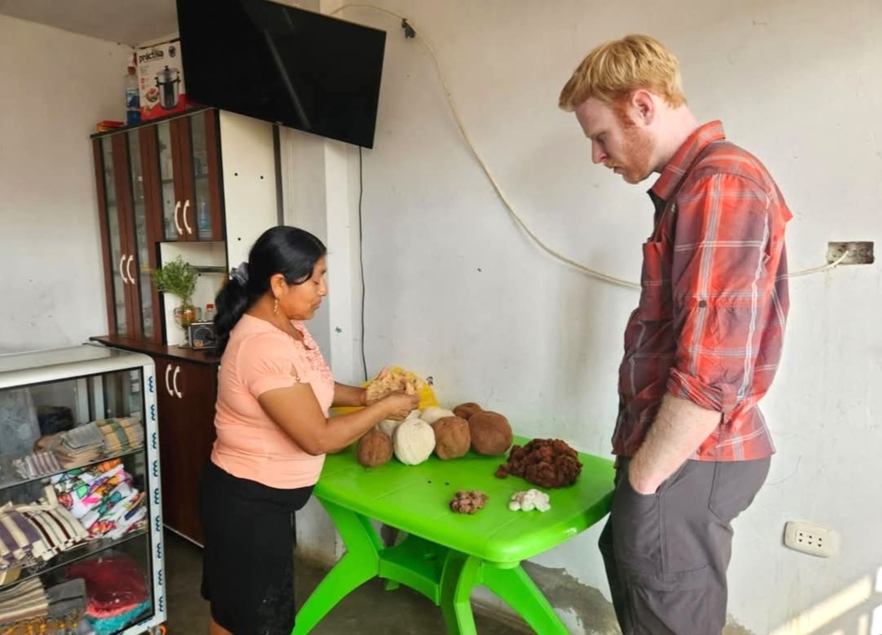 Un empresario estadounidense visitó Mórrope, en Lambayeque, para conocer el trabajo de las artesanas de este distrito tradicional con el algodón nativo. ANDINA/Difusión