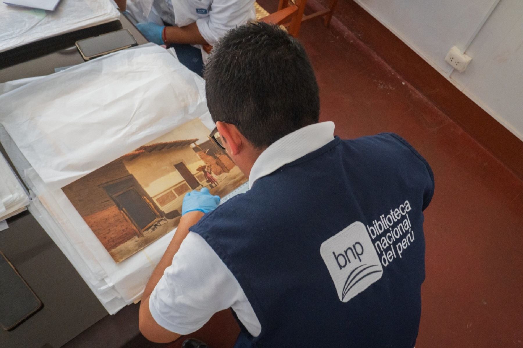 Biblioteca Nacional del Perú en búsqueda de joyas bibliográficas en todo el país