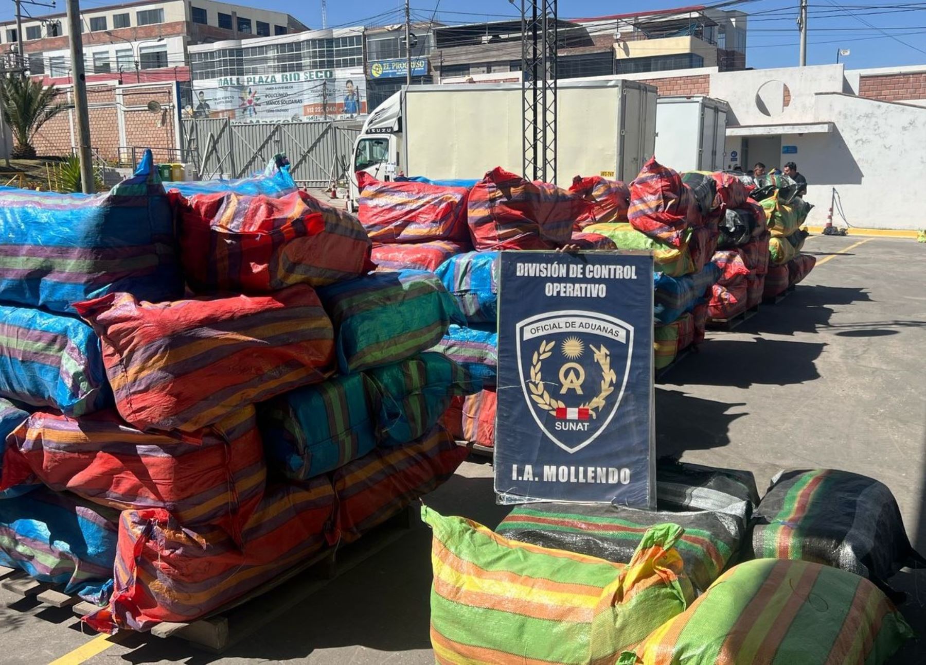 Un cargamento de siete toneladas de ropa usada incautó la Sunat en un operativo conjunto que ejecutó con la Policía Nacional en la región Arequipa. ANDINA/Difusión