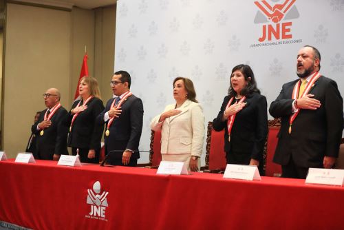 Presidenta Dina Boluarte participa en ceremonia por el 94 aniversario de creación del JNE