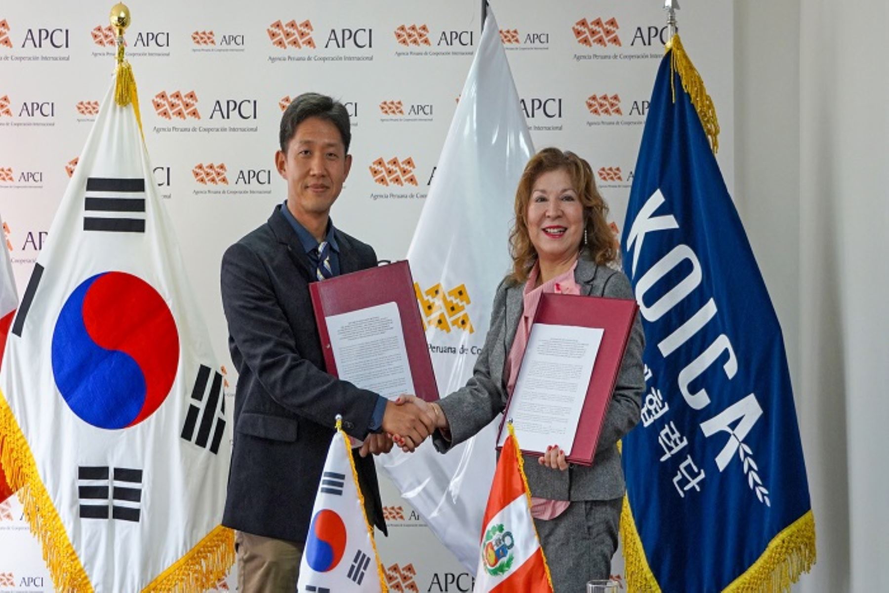 Suscribieron el registro de discusiones la directora ejecutiva de la APCI, embajadora Noela Pantoja y del director de la oficina de KOICA en el Perú, Youngwoo Kim.