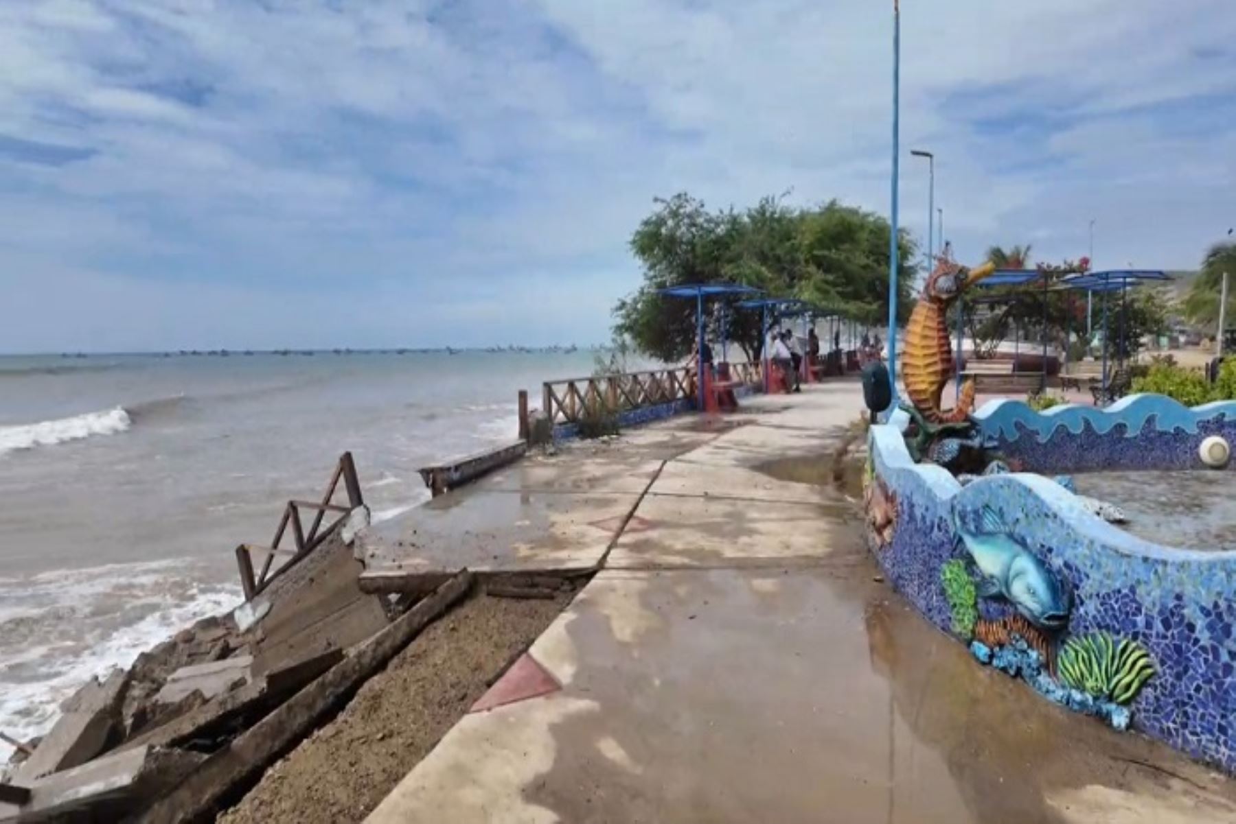 La alameda a pesar de ser un gran atractivo turístico, fue construida en un lugar que décadas atrás era dominio del mar y ahora está recuperando su espacio, por lo cual ha destrozado el concreto.
