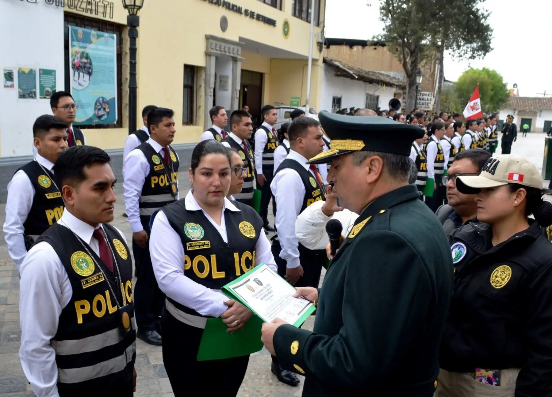 El jefe del Frente Policial Cajamarca, general PNP Walter Calla, reconoció labor de 65 oficiales y suboficiales de la Divincri que resolvieron varios casos de sicariato y extorsión registrados en dicha región. ANDINA/Difusión