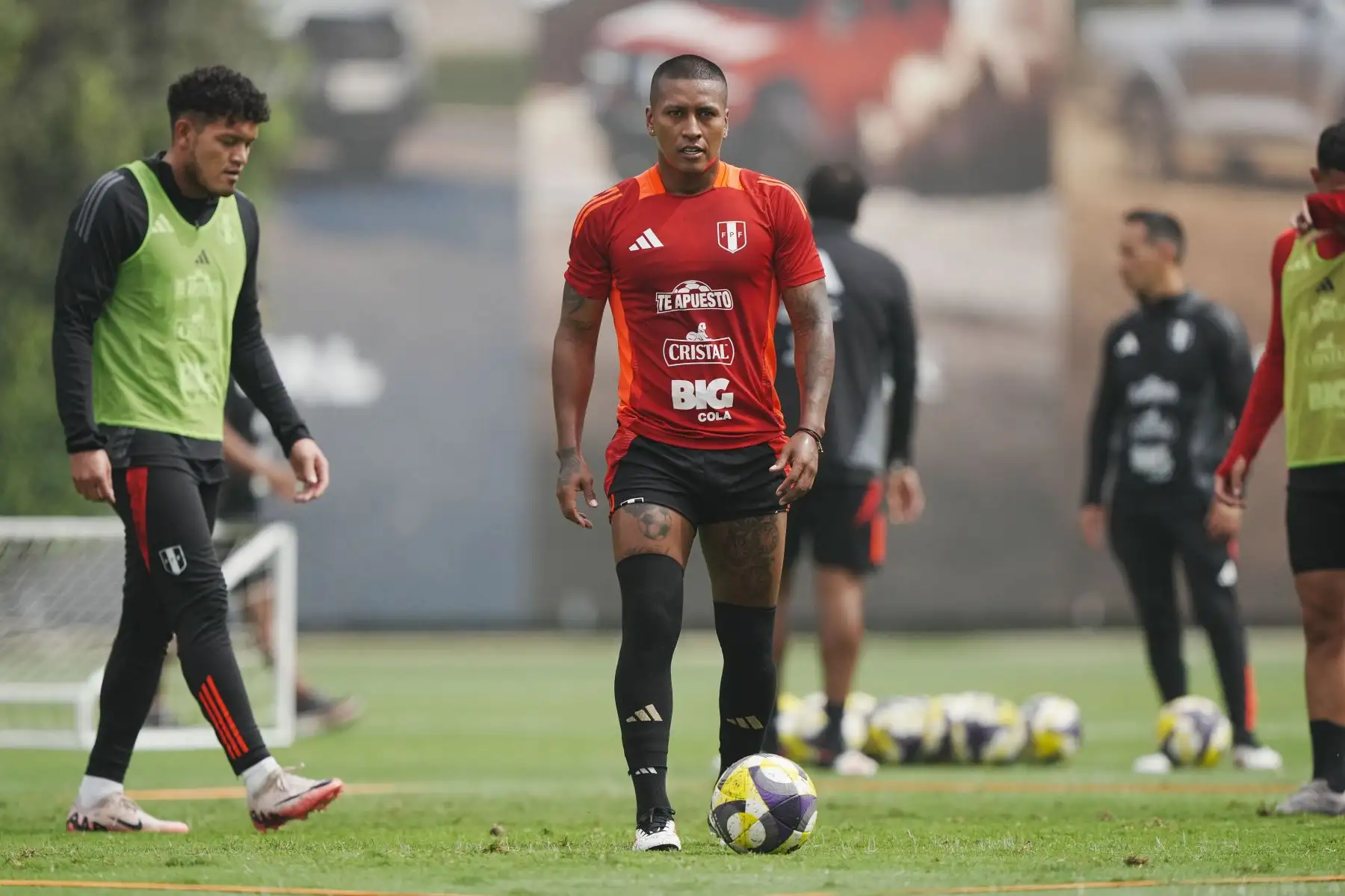 La Selección Peruana cumplió su segundo día de trabajos de la fecha FIFA con miras a los partidos ante Colombia y Ecuador. En la imagen, el jugador Pedro Aquino.
Foto: FPF