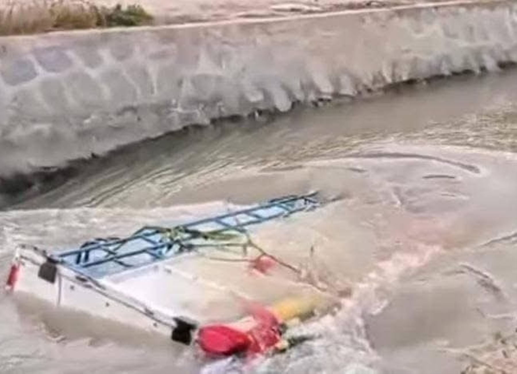 Un camión cayó el canal Taymi de Lambayeque. El accidente dejó nueve personas heridas. Foto: ANDINA/difusión.