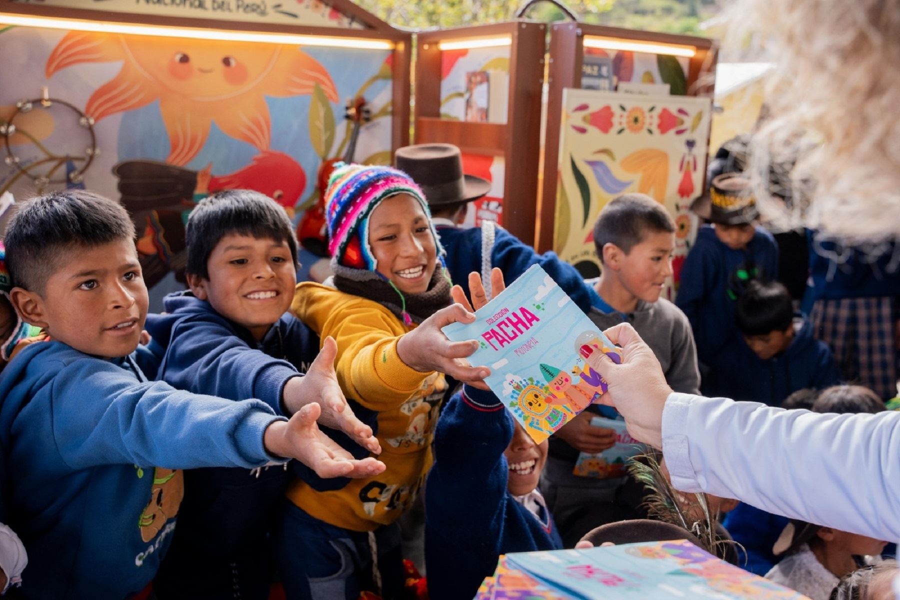 La BNP lanza sus retablos lectores en cuatro colegios de Apurímac en el Día de las Lenguas Originarias    