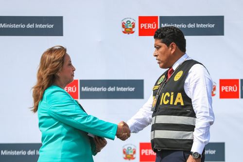 Presidenta Dina Boluarte condecoró a 47 efectivos PNP