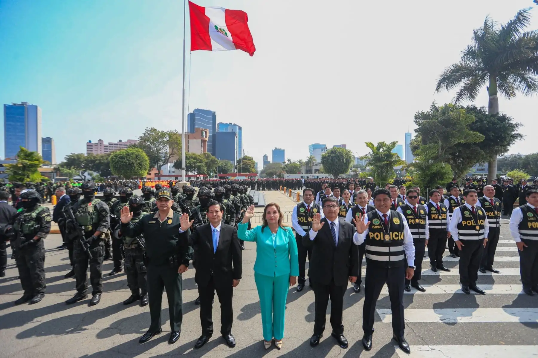 La presidenta de la República, Dina Ercilia Boluarte Zegarra, condecoró a 47 efectivos de la Policía Nacional del Perú PNP por su destacada labor en un operativo reciente. Foto: ANDINA/Presidencia