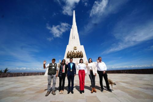 La titular del Mincetur, Desilú León, el Santuario Histórico de la Pampa de Ayacucho, donde pudo comprobar el estado del Obelisco y del acondicionamiento de accesos y servicios para turistas. ANDINA/Difusión