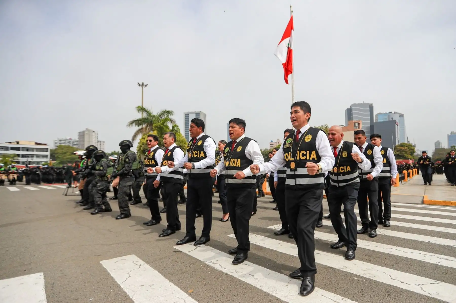 La presidenta de la República, Dina Ercilia Boluarte Zegarra, condecoró a 47 efectivos de la Policía Nacional del Perú PNP por su destacada labor en un operativo reciente. Foto: ANDINA/Presidencia