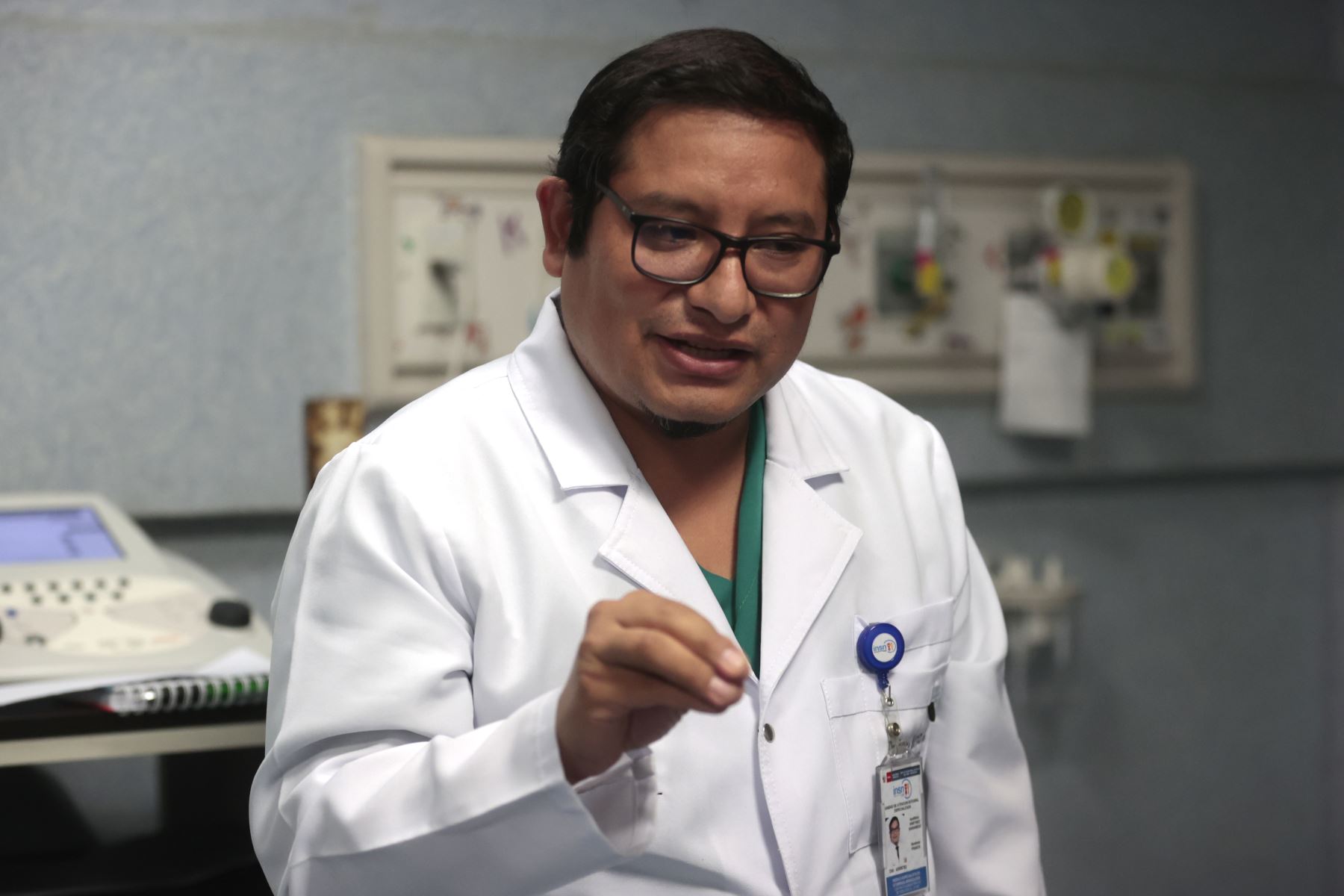 Francis Martínez Samaniego, el cirujano que devuelve la audición a niños con sordera en Perú. Fotos: ANDINA/Vidal Tarqui.