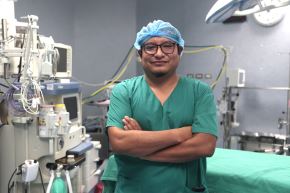 Francis Martínez Samaniego, el cirujano que devuelve la audición a niños con sordera en Perú. Fotos:  ANDINA/Vidal Tarqui