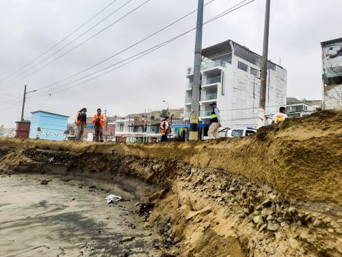 Los constantes oleajes anómalos en la costa peruana han causado afectaciones en la playa Los Tumbes, en el distrito de Huanchaco, lo que obliga a colocar rocas para evitar más daños. ANDINA/Difusión