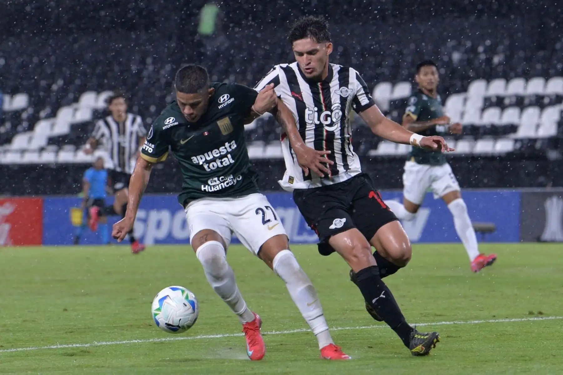 Alianza Lima empató 2-2 con Libertad en Asunción en el cierre del Grupo D de la Copa Libertadores 2025, resultado que, combinado con la derrota de Talleres de Córdoba frente a Sao Paulo, le permitió asegurar el tercer puesto y clasificar a los playoffs de la Copa Sudamericana. Los goles de Paolo Guerrero y Eryc Castillo adelantaron a los peruanos, pero Libertad igualó con tantos de Óscar Cardozo y otro jugador. Foto: AFP