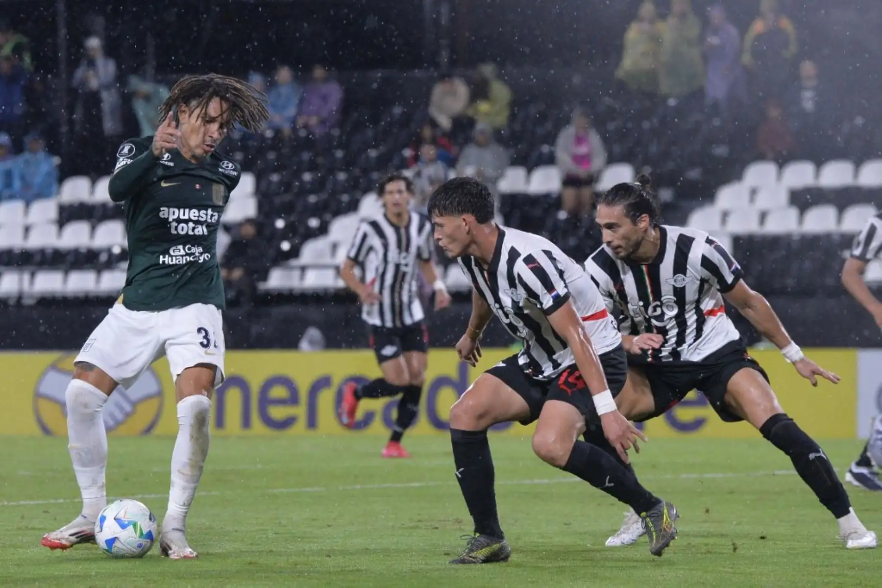Alianza Lima empató 2-2 con Libertad en Asunción en el cierre del Grupo D de la Copa Libertadores 2025, resultado que, combinado con la derrota de Talleres de Córdoba frente a Sao Paulo, le permitió asegurar el tercer puesto y clasificar a los playoffs de la Copa Sudamericana. Los goles de Paolo Guerrero y Eryc Castillo adelantaron a los peruanos, pero Libertad igualó con tantos de Óscar Cardozo y otro jugador. Foto: AFP