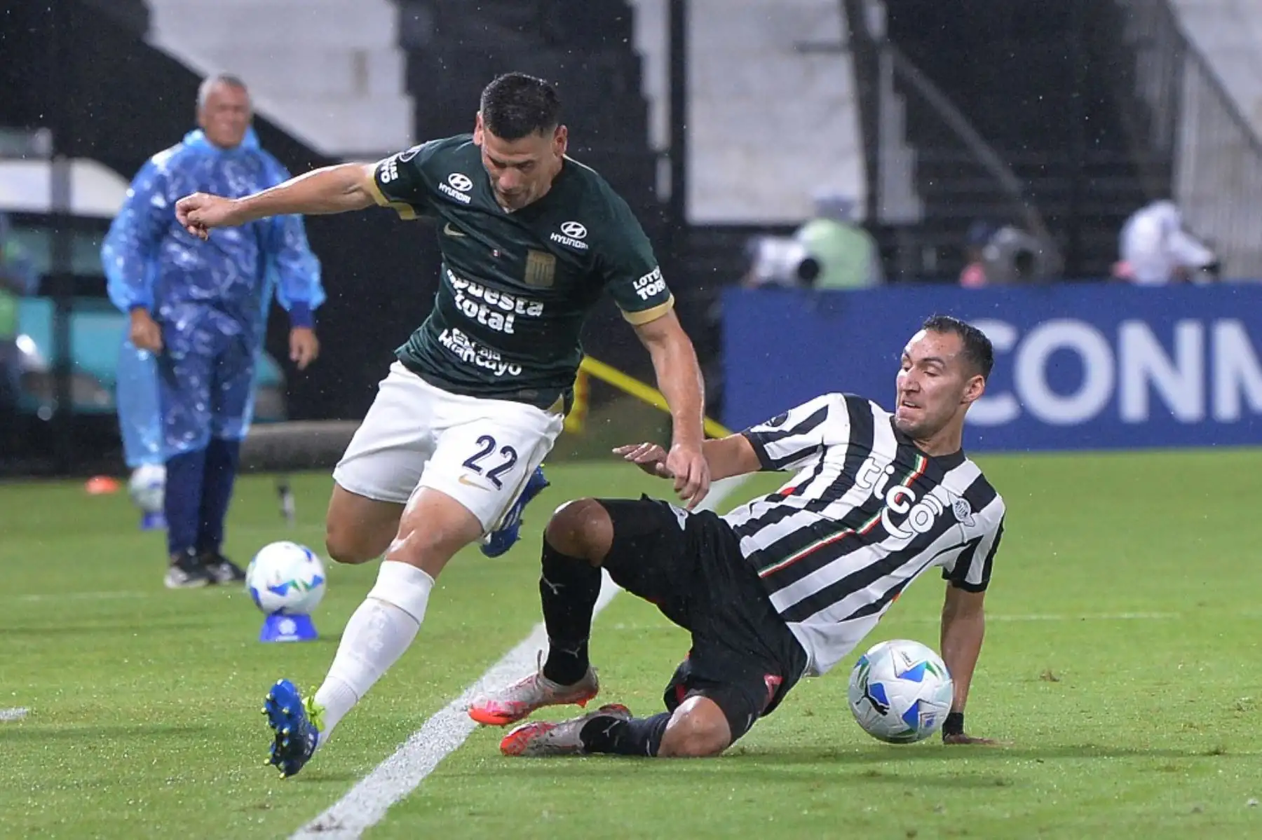 Alianza Lima empató 2-2 con Libertad en Asunción en el cierre del Grupo D de la Copa Libertadores 2025, resultado que, combinado con la derrota de Talleres de Córdoba frente a Sao Paulo, le permitió asegurar el tercer puesto y clasificar a los playoffs de la Copa Sudamericana. Los goles de Paolo Guerrero y Eryc Castillo adelantaron a los peruanos, pero Libertad igualó con tantos de Óscar Cardozo y otro jugador. Foto: AFP