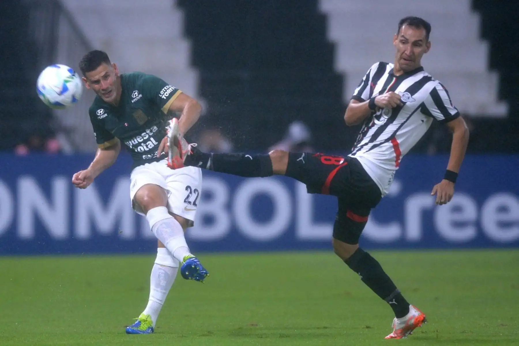 Alianza Lima empató 2-2 con Libertad en Asunción en el cierre del Grupo D de la Copa Libertadores 2025, resultado que, combinado con la derrota de Talleres de Córdoba frente a Sao Paulo, le permitió asegurar el tercer puesto y clasificar a los playoffs de la Copa Sudamericana. Los goles de Paolo Guerrero y Eryc Castillo adelantaron a los peruanos, pero Libertad igualó con tantos de Óscar Cardozo y otro jugador. Foto: AFP