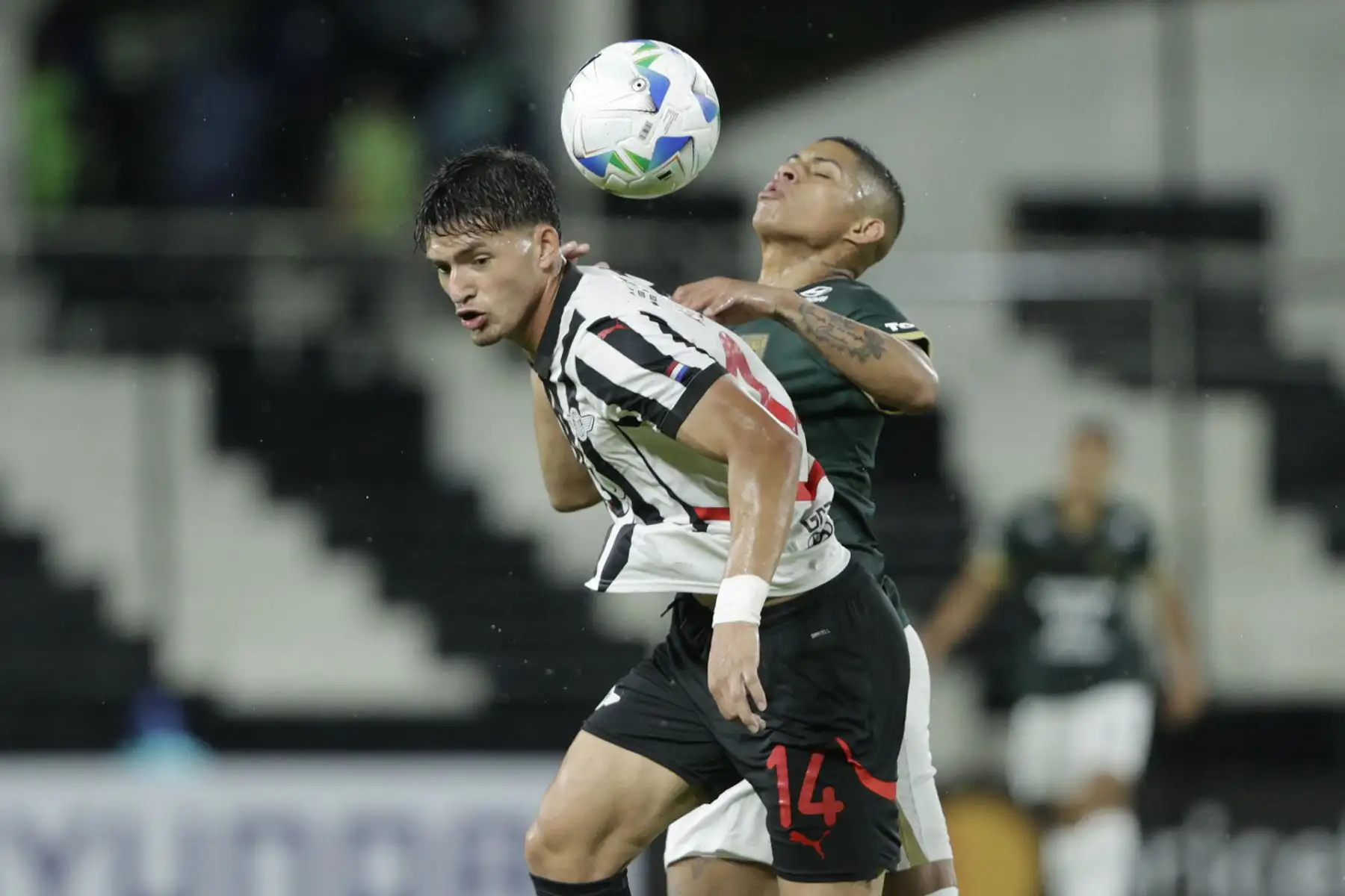 Alianza Lima empató 2-2 con Libertad en Asunción en el cierre del Grupo D de la Copa Libertadores 2025, resultado que, combinado con la derrota de Talleres de Córdoba frente a Sao Paulo, le permitió asegurar el tercer puesto y clasificar a los playoffs de la Copa Sudamericana. Los goles de Paolo Guerrero y Eryc Castillo adelantaron a los peruanos, pero Libertad igualó con tantos de Óscar Cardozo y otro jugador. Foto: AFP