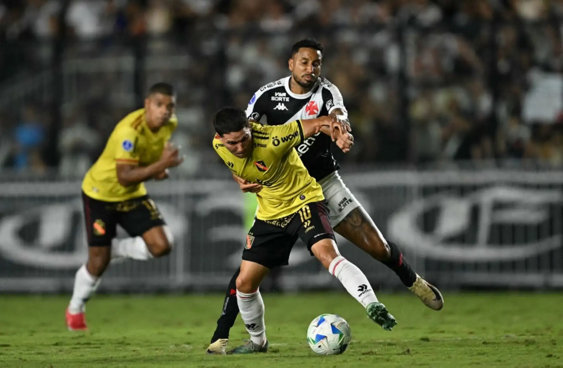 Vasco da Gama venció 3-0 a Melgar en el estadio São Januário y se quedó con el segundo lugar del Grupo G de la Copa Sudamericana, asegurando su pase a la repesca de octavos de final. El equipo brasileño fue superior de principio a fin, mientras que Melgar no logró reaccionar y quedó eliminado del torneo. Los goles de Vasco sellaron una noche amarga para el conjunto peruano en Río de Janeiro. Foto: AFP