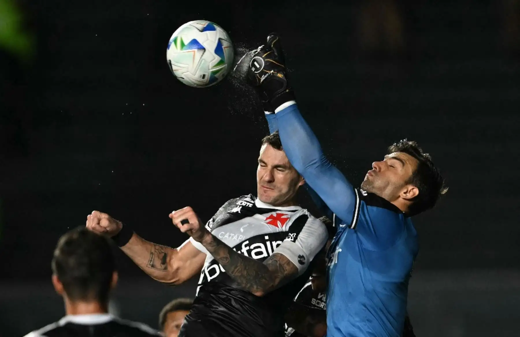 Vasco da Gama venció 3-0 a Melgar en el estadio São Januário y se quedó con el segundo lugar del Grupo G de la Copa Sudamericana, asegurando su pase a la repesca de octavos de final. El equipo brasileño fue superior de principio a fin, mientras que Melgar no logró reaccionar y quedó eliminado del torneo. Los goles de Vasco sellaron una noche amarga para el conjunto peruano en Río de Janeiro. Foto: AFP