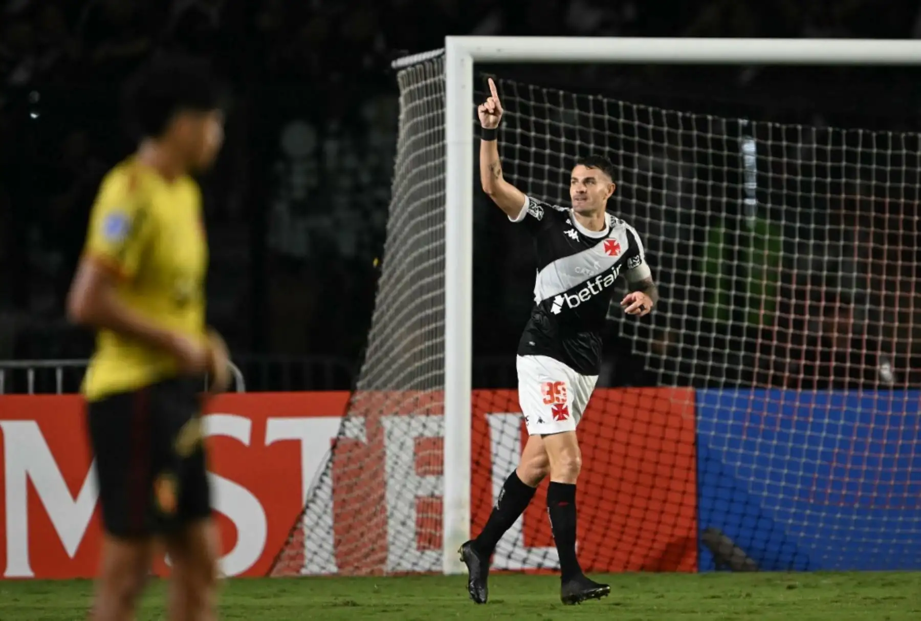 Vasco da Gama venció 3-0 a Melgar en el estadio São Januário y se quedó con el segundo lugar del Grupo G de la Copa Sudamericana, asegurando su pase a la repesca de octavos de final. El equipo brasileño fue superior de principio a fin, mientras que Melgar no logró reaccionar y quedó eliminado del torneo. Los goles de Vasco sellaron una noche amarga para el conjunto peruano en Río de Janeiro. Foto: AFP