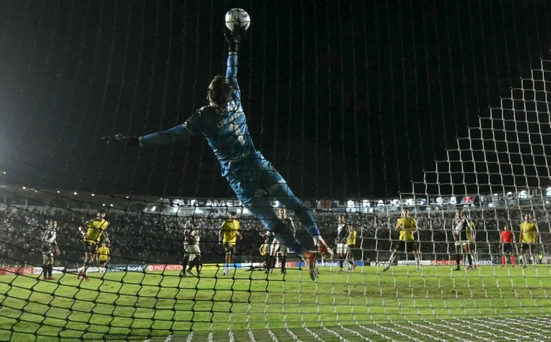 Vasco da Gama venció 3-0 a Melgar en el estadio São Januário y se quedó con el segundo lugar del Grupo G de la Copa Sudamericana, asegurando su pase a la repesca de octavos de final. El equipo brasileño fue superior de principio a fin, mientras que Melgar no logró reaccionar y quedó eliminado del torneo. Los goles de Vasco sellaron una noche amarga para el conjunto peruano en Río de Janeiro. Foto: AFP