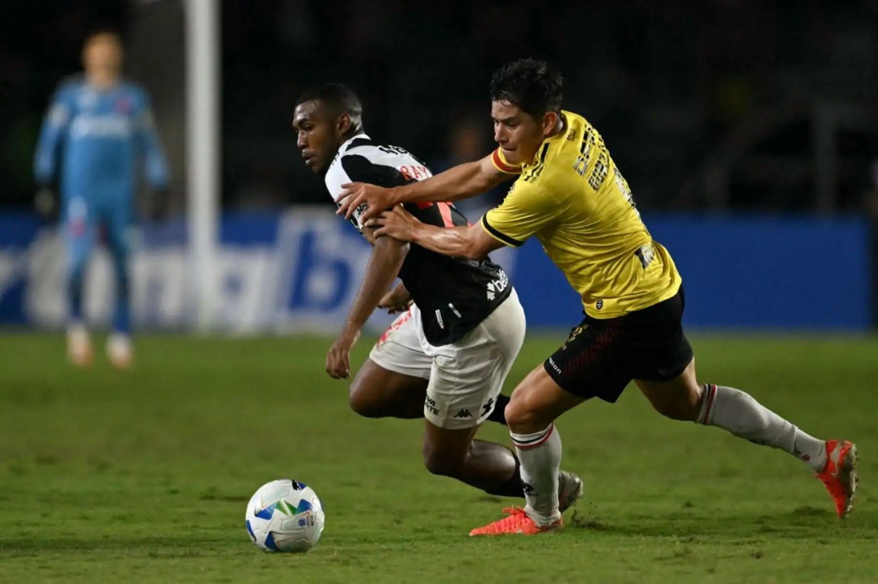 Vasco da Gama venció 3-0 a Melgar en el estadio São Januário y se quedó con el segundo lugar del Grupo G de la Copa Sudamericana, asegurando su pase a la repesca de octavos de final. El equipo brasileño fue superior de principio a fin, mientras que Melgar no logró reaccionar y quedó eliminado del torneo. Los goles de Vasco sellaron una noche amarga para el conjunto peruano en Río de Janeiro. Foto: AFP
