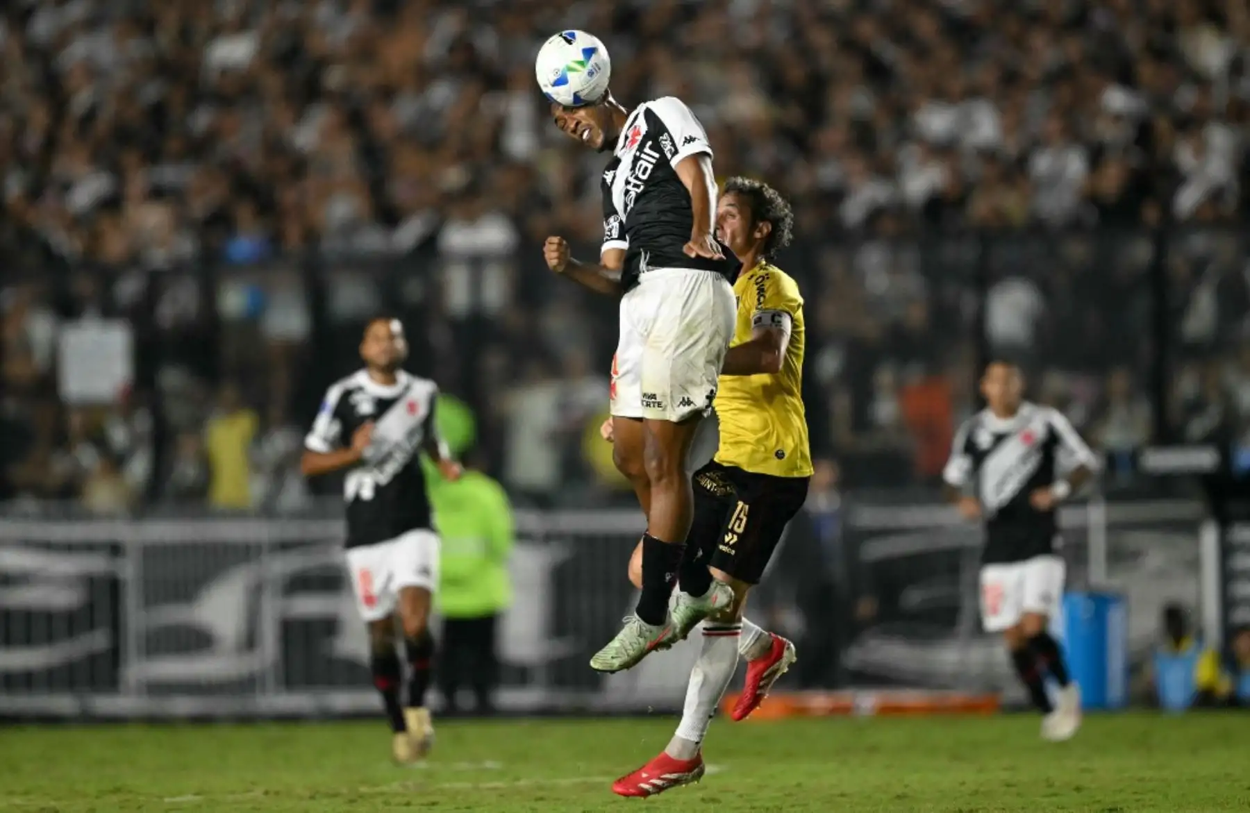 Vasco da Gama venció 3-0 a Melgar en el estadio São Januário y se quedó con el segundo lugar del Grupo G de la Copa Sudamericana, asegurando su pase a la repesca de octavos de final. El equipo brasileño fue superior de principio a fin, mientras que Melgar no logró reaccionar y quedó eliminado del torneo. Los goles de Vasco sellaron una noche amarga para el conjunto peruano en Río de Janeiro. Foto: AFP