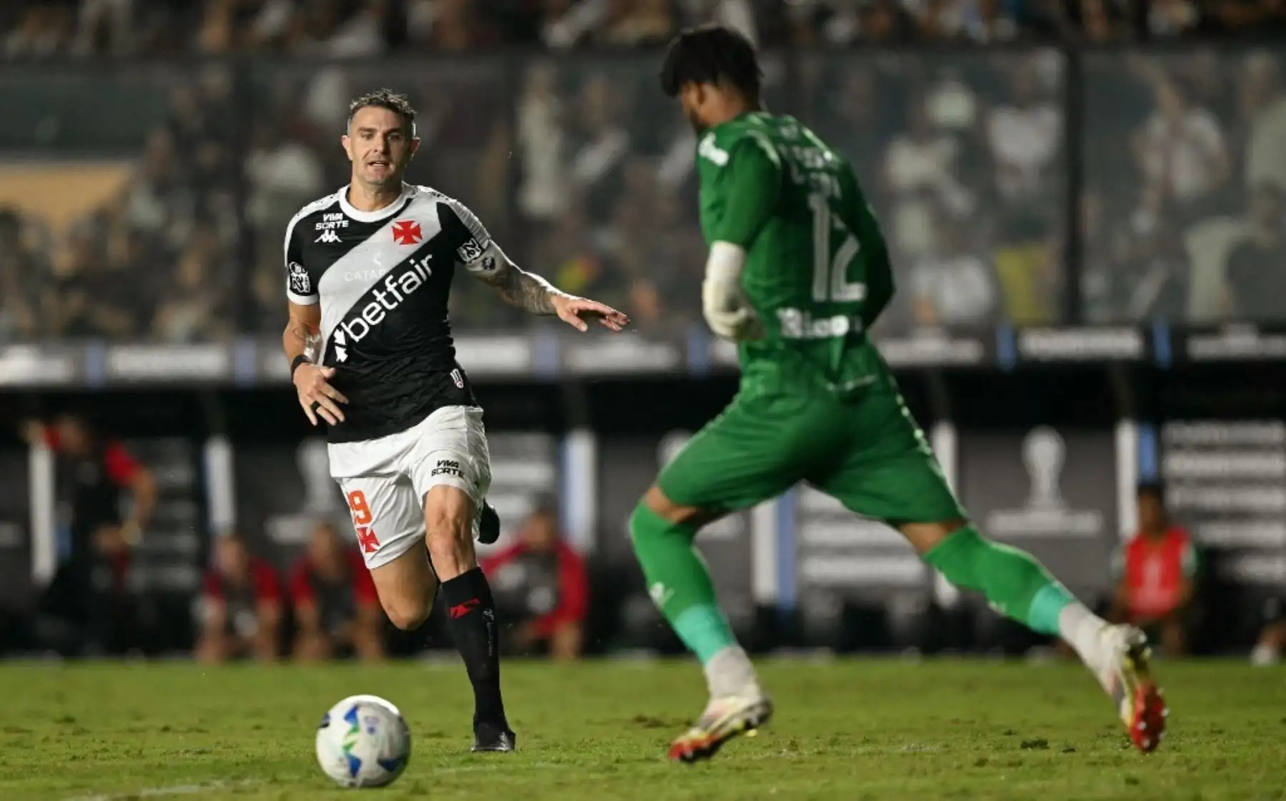 Vasco da Gama venció 3-0 a Melgar en el estadio São Januário y se quedó con el segundo lugar del Grupo G de la Copa Sudamericana, asegurando su pase a la repesca de octavos de final. El equipo brasileño fue superior de principio a fin, mientras que Melgar no logró reaccionar y quedó eliminado del torneo. Los goles de Vasco sellaron una noche amarga para el conjunto peruano en Río de Janeiro. Foto: AFP