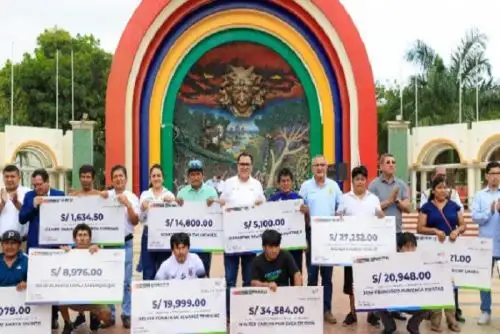 Se realizó la entrega de 27 chequetones a pescadores de Tumbes, con una inversión que supera los S/400 000. Este apoyo económico busca impulsar la mejora de sus embarcaciones y equipos de pesca.