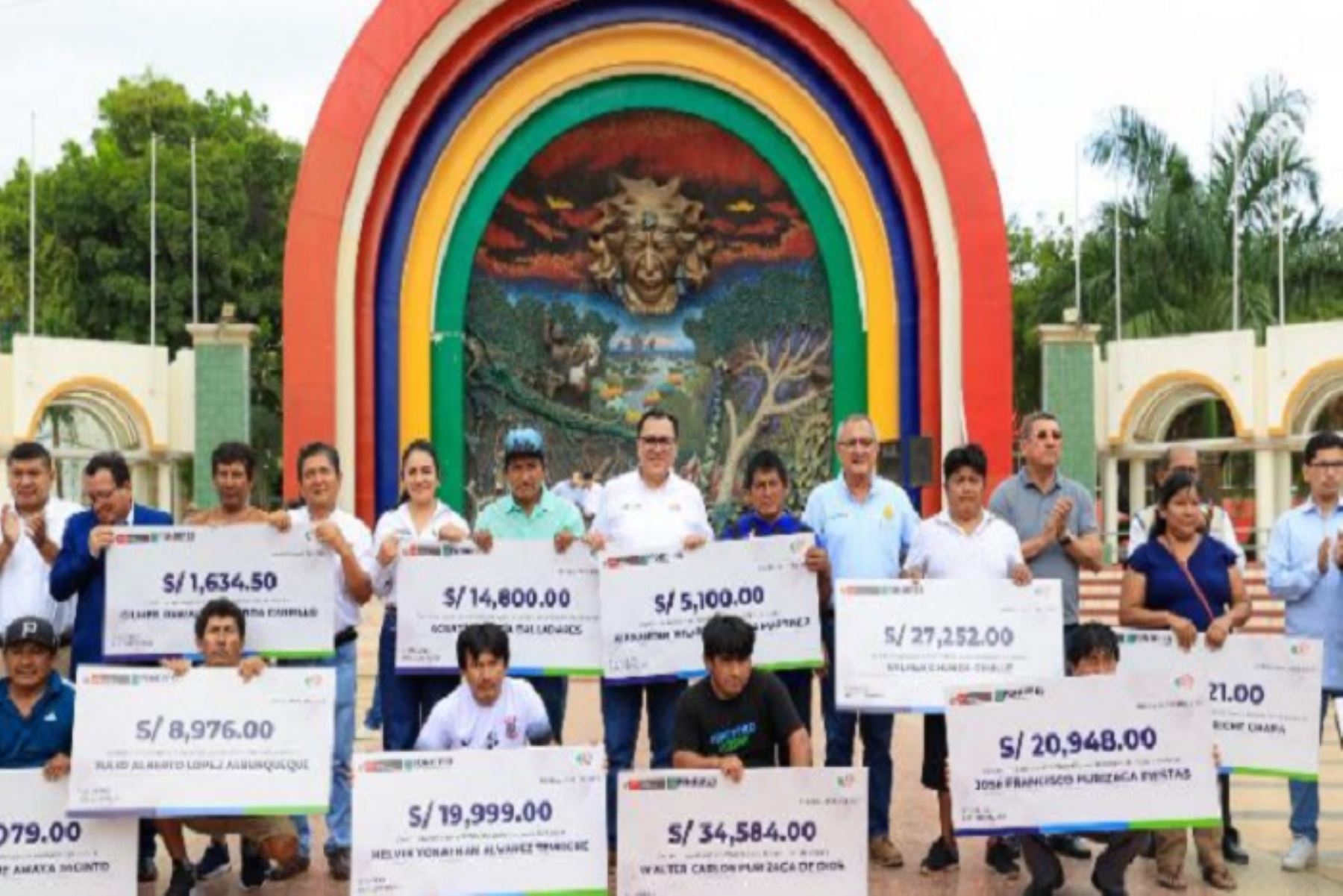 Se realizó la entrega de 27 chequetones a pescadores de Tumbes, con una inversión que supera los S/400 000. Este apoyo económico busca impulsar la mejora de sus embarcaciones y equipos de pesca.